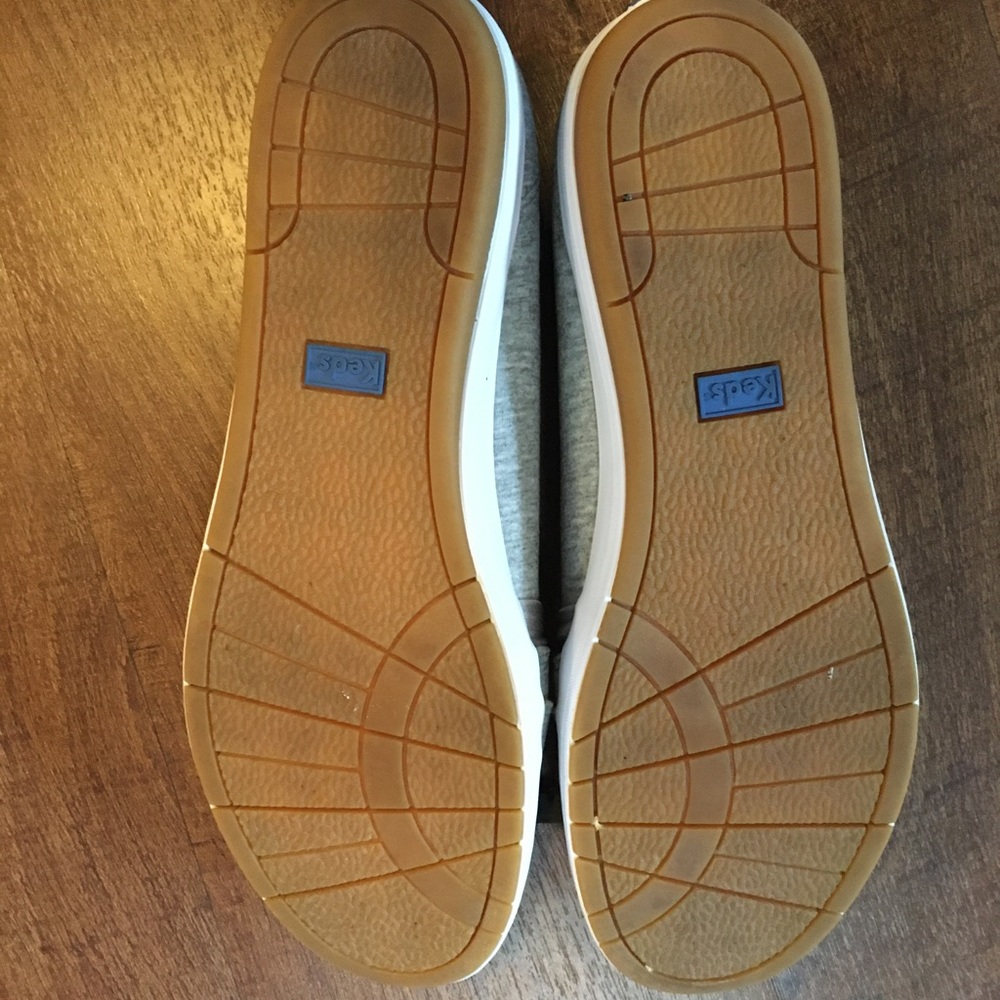 Nice, comfy shoes! I wore them once but my feet are just too wide for them. - Picture 6 of 6